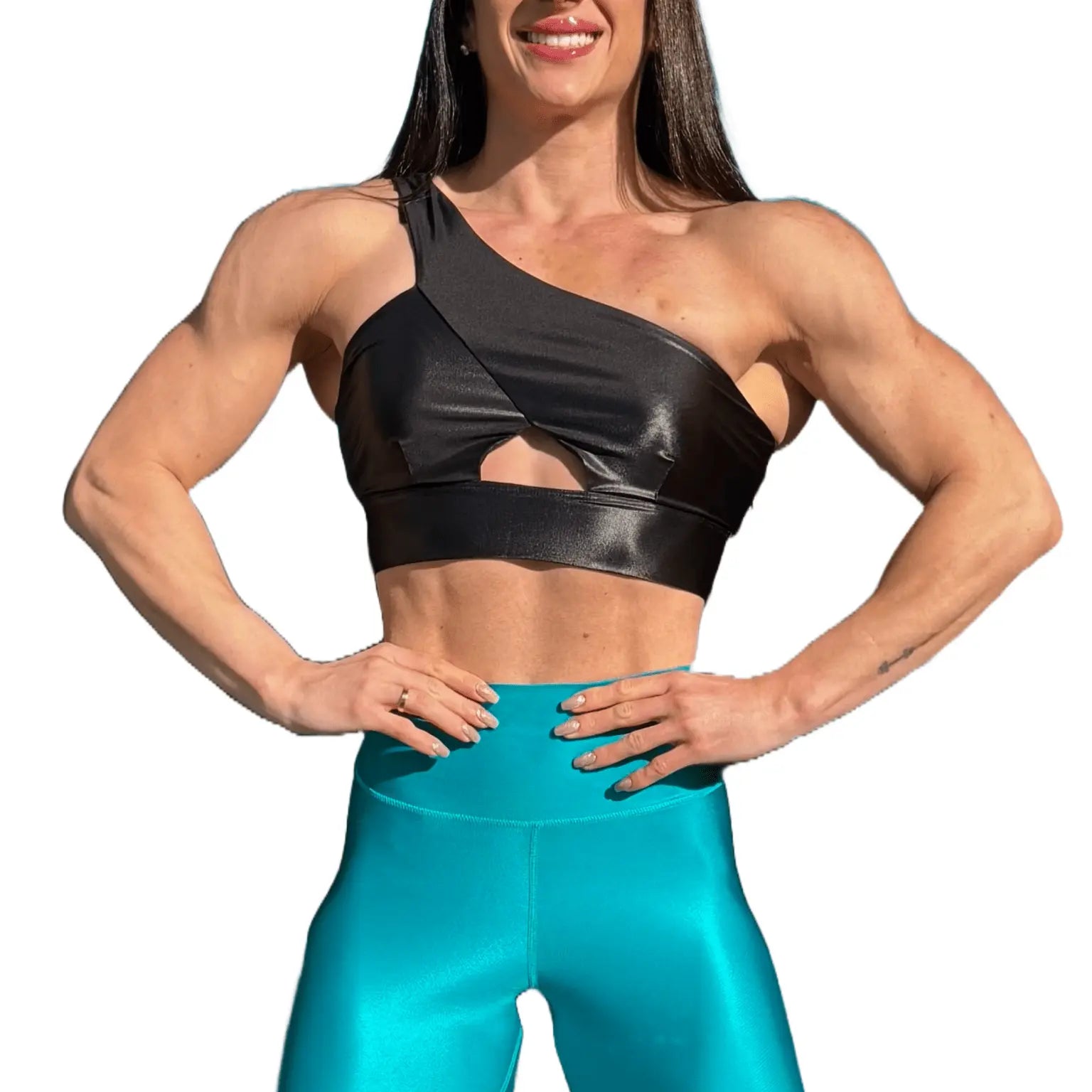 Mujer luciendo el top asimétrico brillante Top Carmela Pearl Shine de LUXFEEL en color Negro Brillante, con diseño de un solo hombro y apertura en el escote.