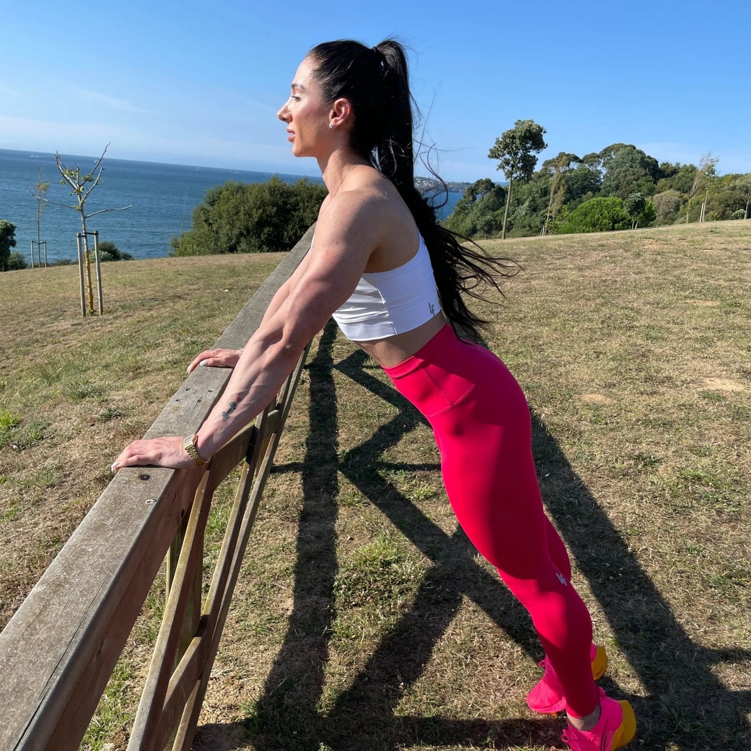 Mujer luciendo el top asimétrico Top Carmela de LUXFEEL en color Blanco, con diseño de un solo hombro y apertura en el escote