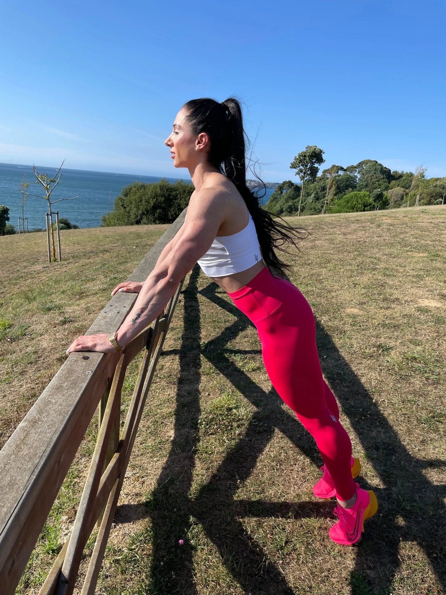 Mujer luciendo el top asimétrico Top Carmela de LUXFEEL en color Blanco, con diseño de un solo hombro y apertura en el escote