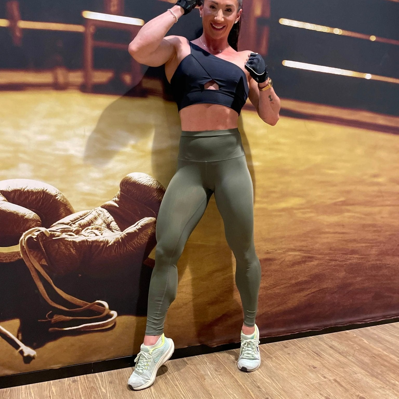 Mujer luciendo el top asimétrico Top Carmela de LUXFEEL en color Negro, con diseño de un solo hombro y apertura en el escote