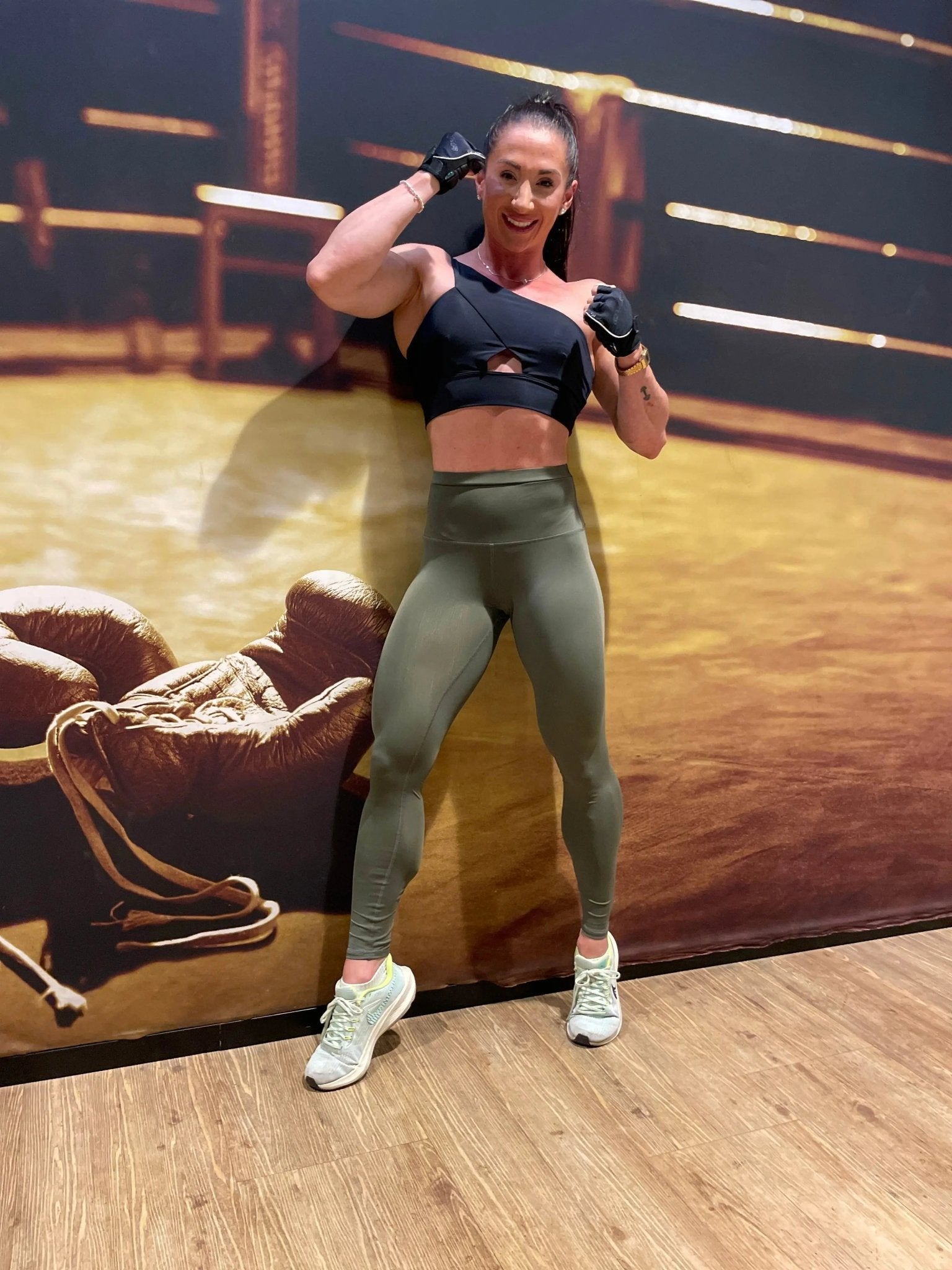 Mujer luciendo el top asimétrico Top Carmela de LUXFEEL en color Negro, con diseño de un solo hombro y apertura en el escote