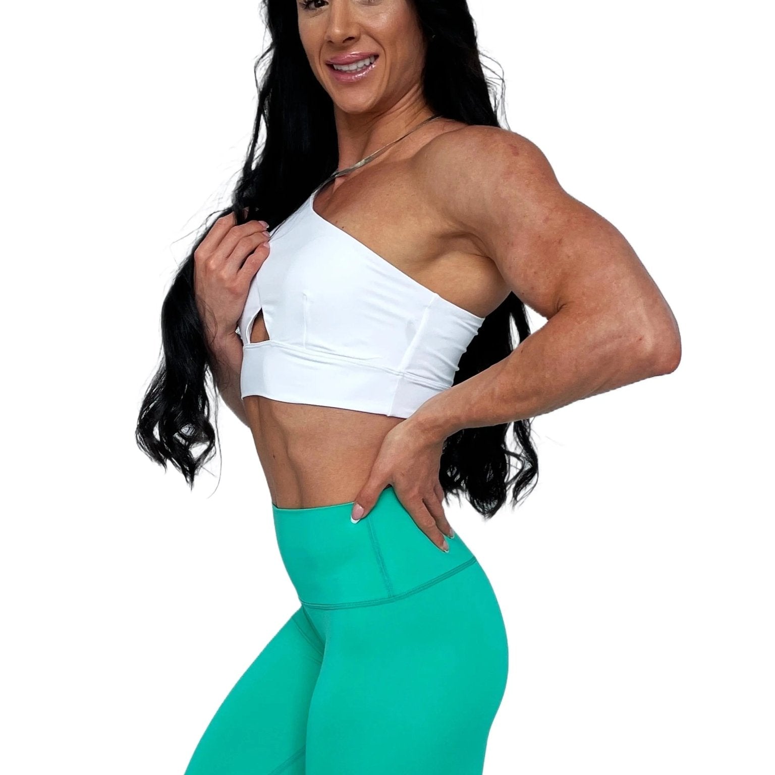 Mujer luciendo el top asimétrico Top Carmela de LUXFEEL en color Blanco, con diseño de un solo hombro y apertura en el escote