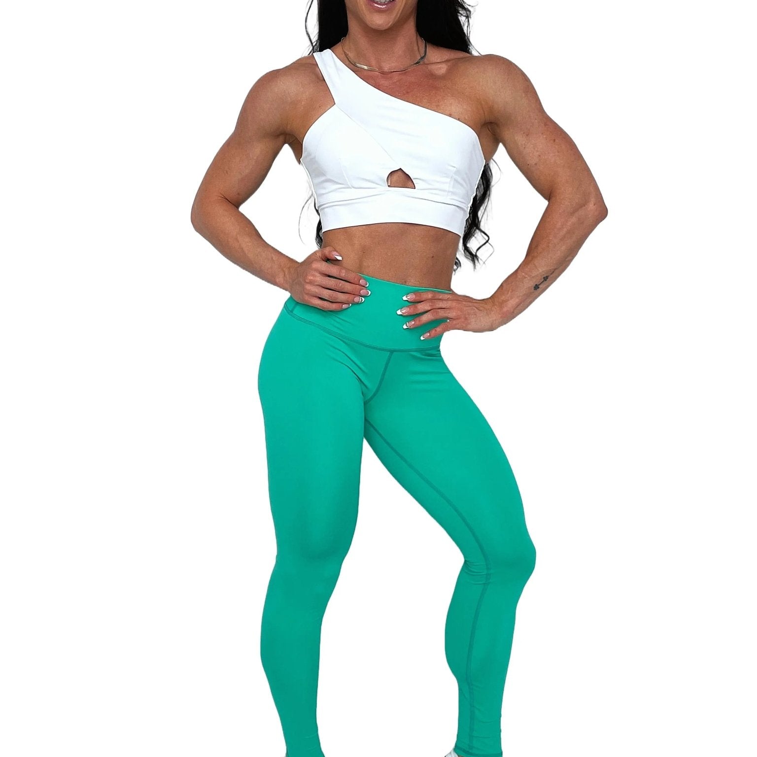 Mujer luciendo el top asimétrico Top Carmela de LUXFEEL en color Blanco, con diseño de un solo hombro y apertura en el escote