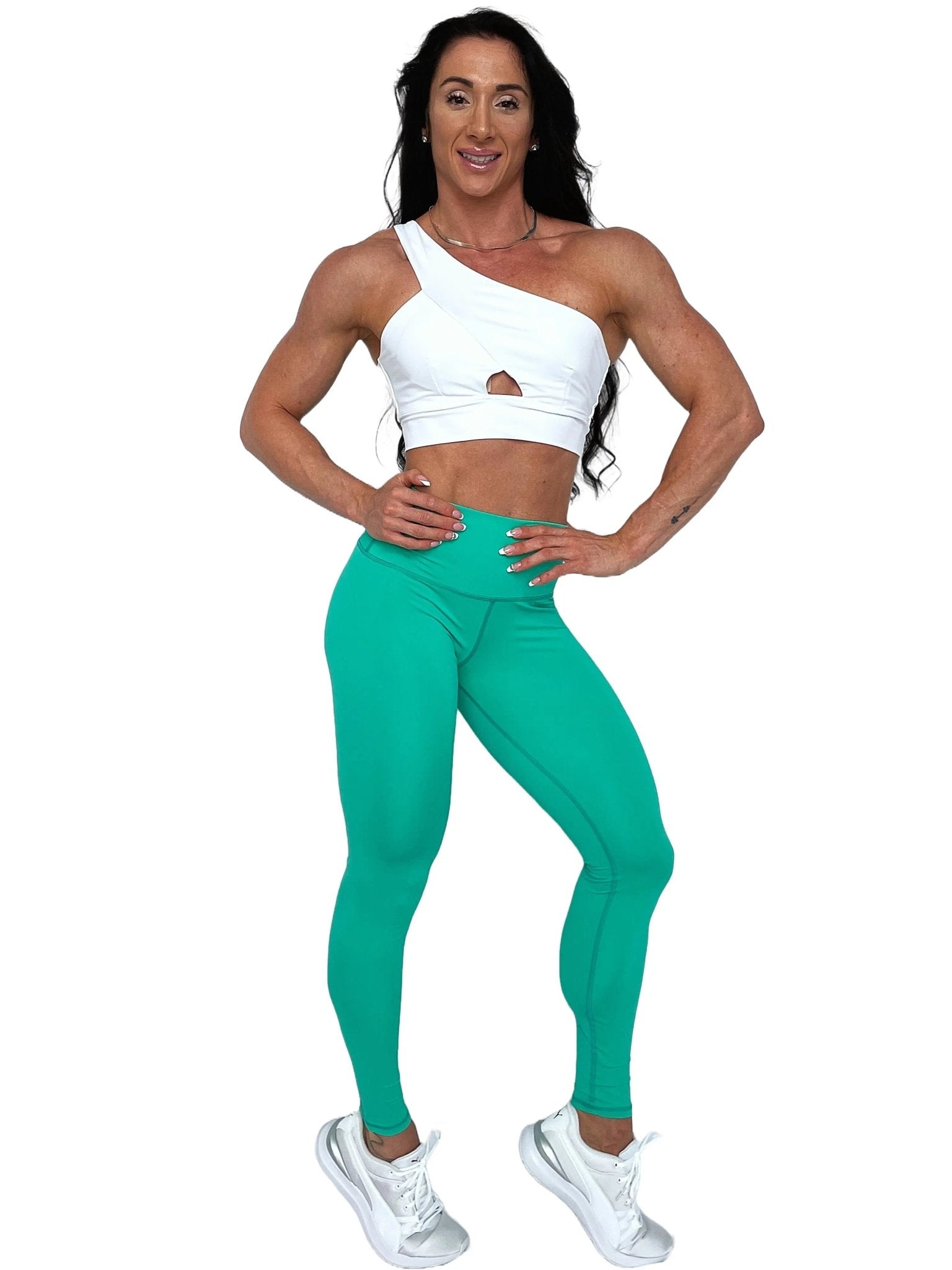 Mujer luciendo el top asimétrico Top Carmela de LUXFEEL en color Blanco, con diseño de un solo hombro y apertura en el escote