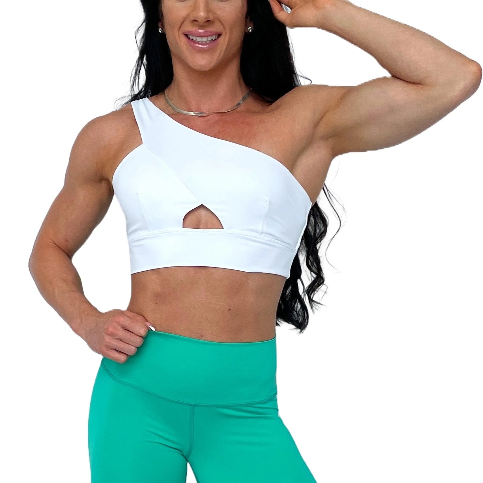 Mujer luciendo el top asimétrico Top Carmela de LUXFEEL en color Blanco, con diseño de un solo hombro y apertura en el escote