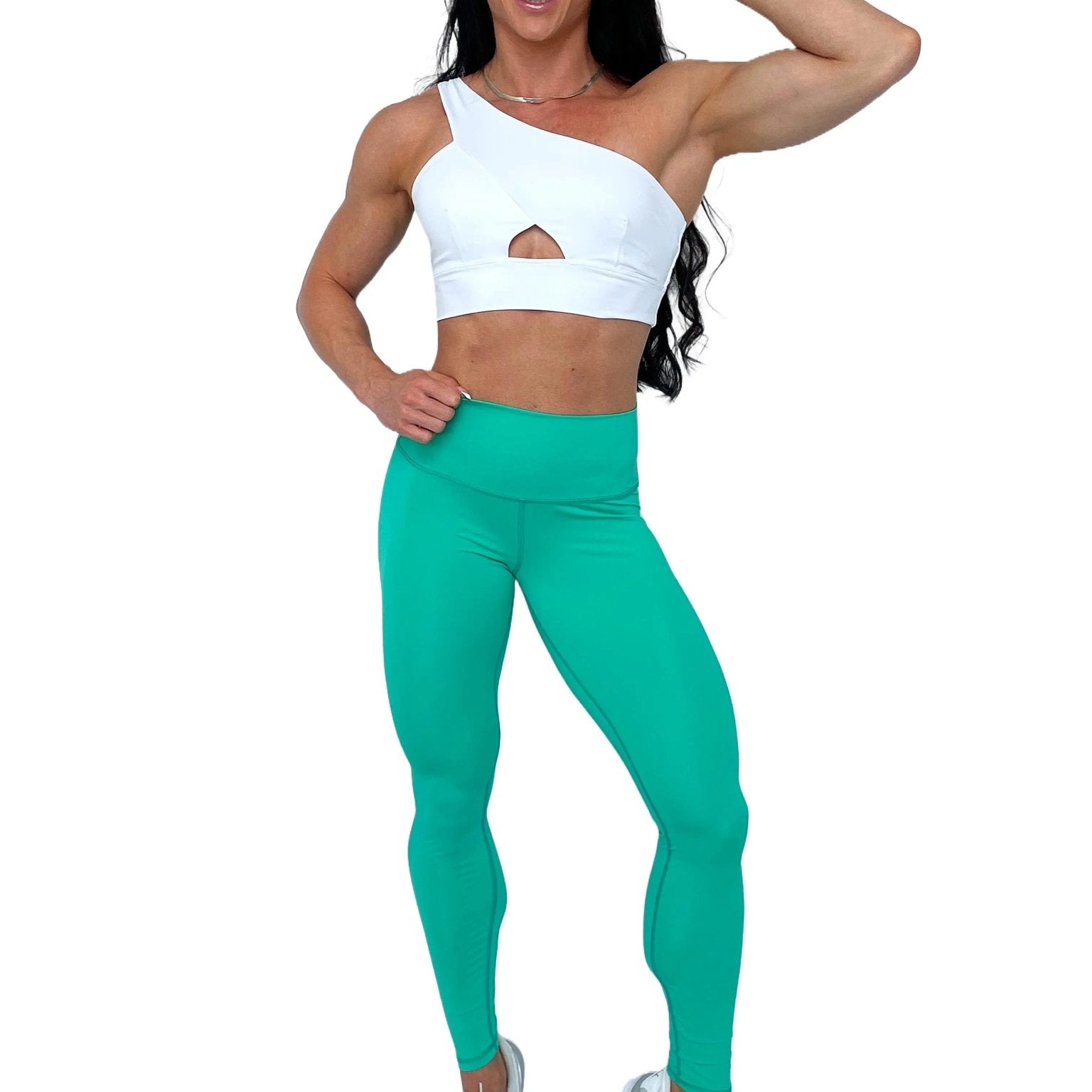 Mujer luciendo el top asimétrico Top Carmela de LUXFEEL en color Blanco, con diseño de un solo hombro y apertura en el escote