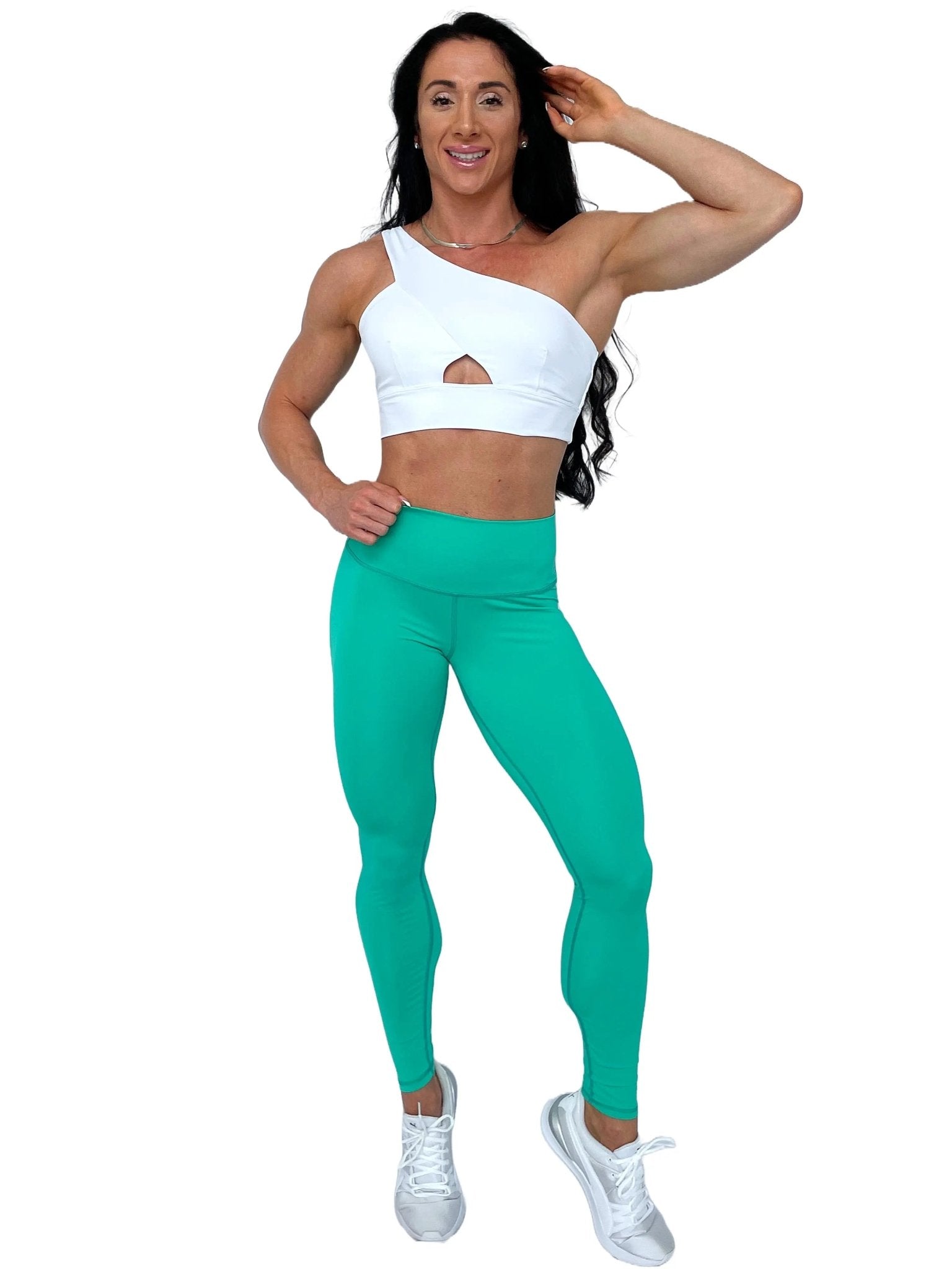 Mujer luciendo el top asimétrico Top Carmela de LUXFEEL en color Blanco, con diseño de un solo hombro y apertura en el escote