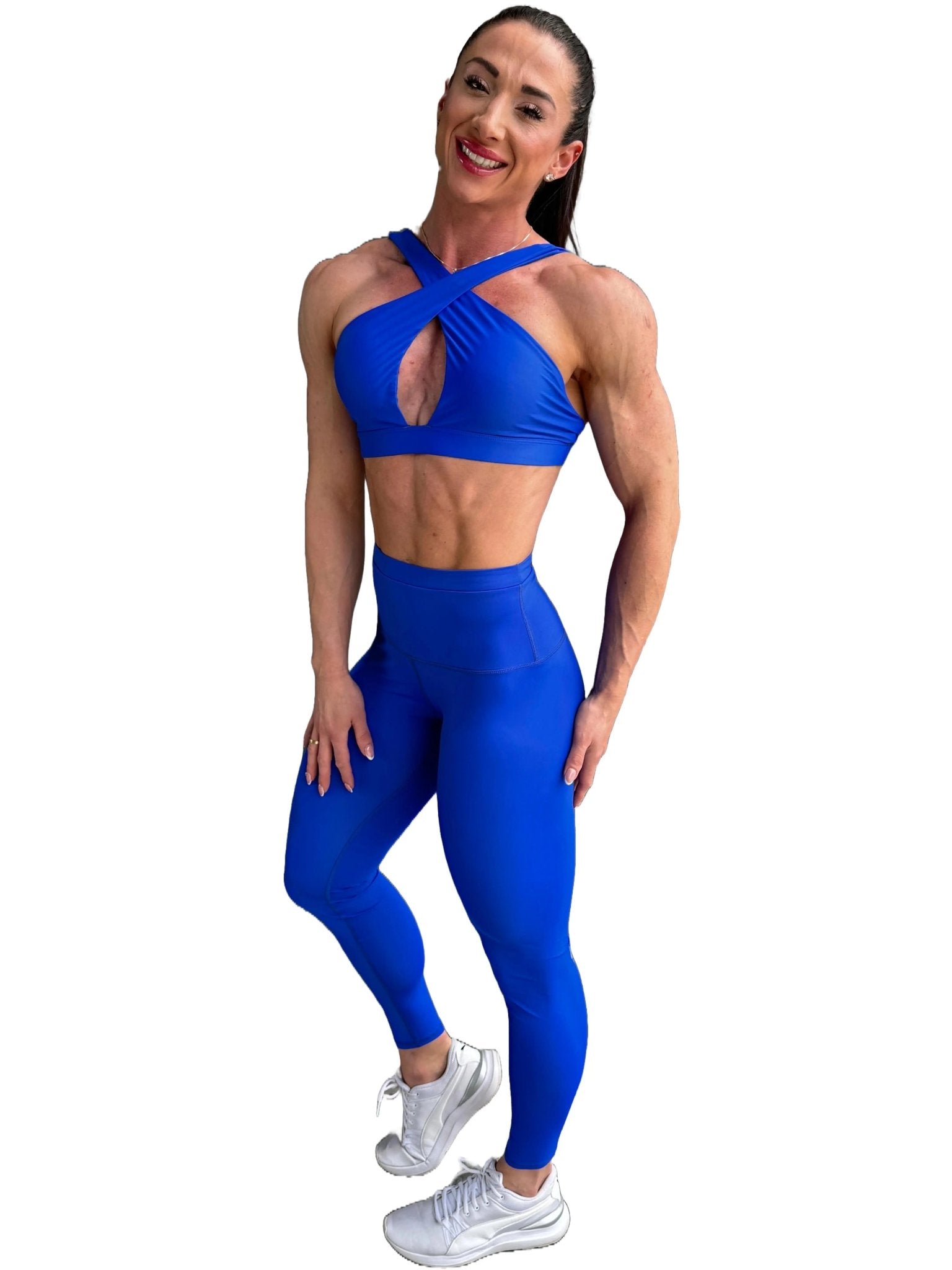 Mujer vistiendo el top deportivo Top Paula de LUXFEEL en color Azul, con sus tirantes convertibles en posición recta para un look clásico.