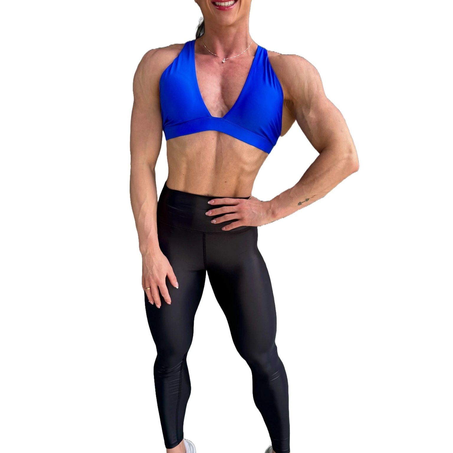 Mujer vistiendo el top deportivo Top Paula de LUXFEEL en color Azul, con sus tirantes convertibles en posición recta para un look clásico.