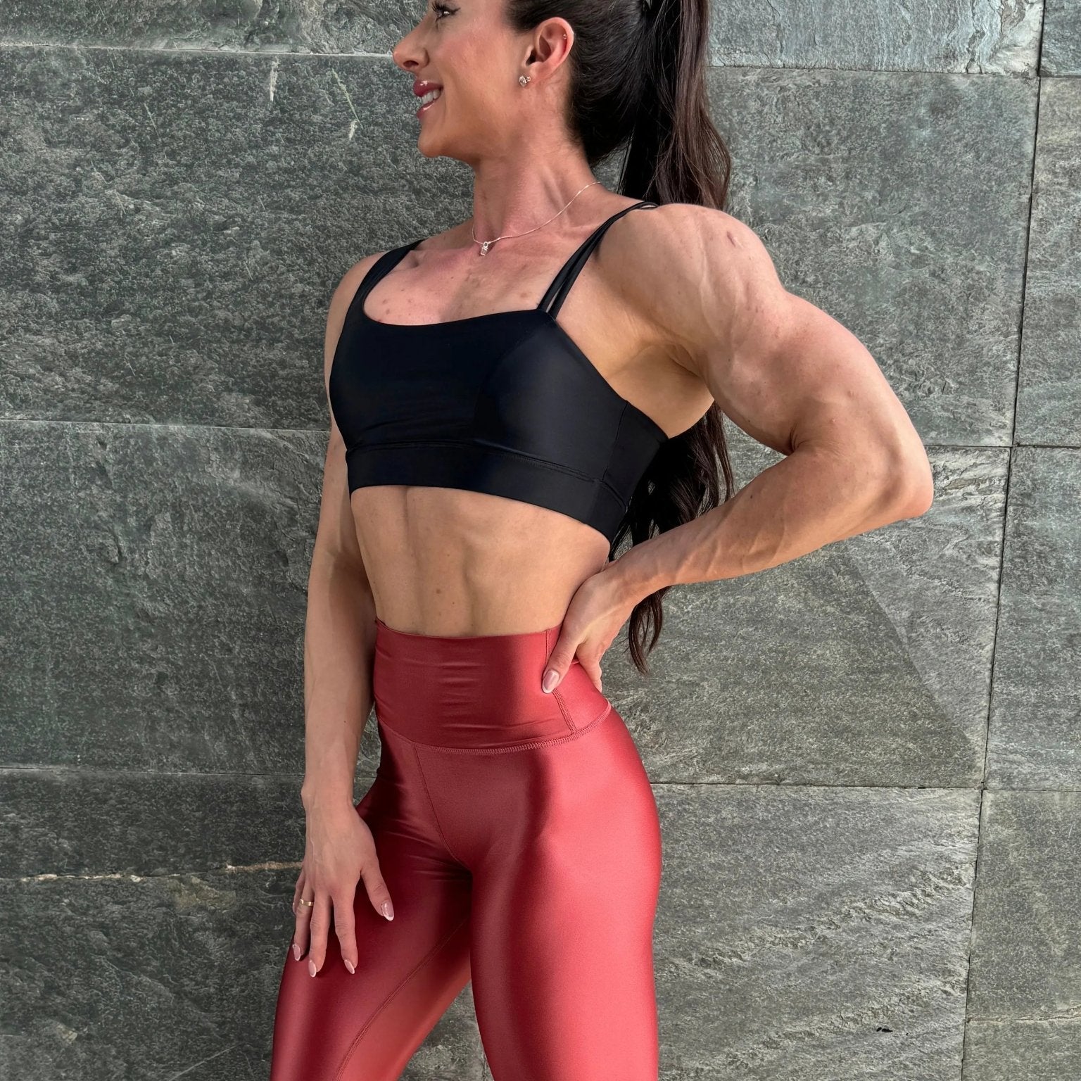 Mujer vistiendo el top deportivo Top Valentina de LUXFEEL en color Negro, con un romántico escote en forma de corazón.