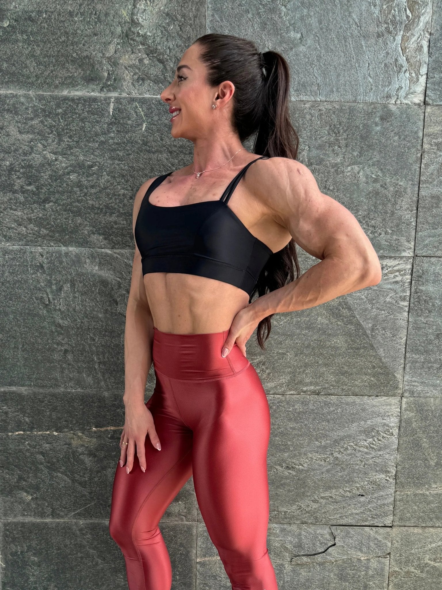 Mujer vistiendo el top deportivo Top Valentina de LUXFEEL en color Negro, con un romántico escote en forma de corazón.