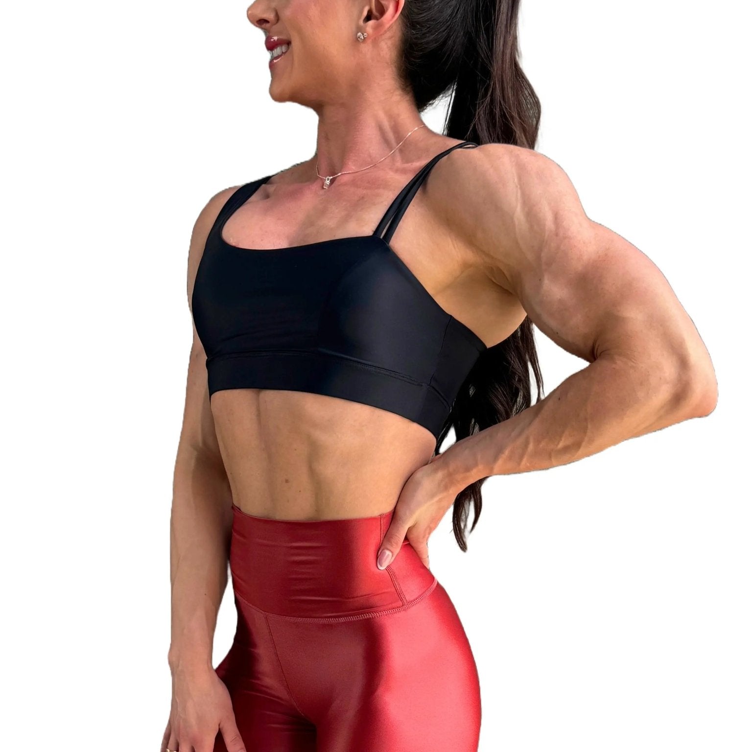 Mujer vistiendo el top deportivo Top Valentina de LUXFEEL en color Negro, con un romántico escote en forma de corazón.