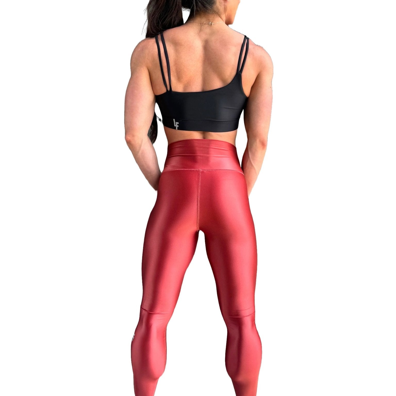 Mujer vistiendo el top deportivo Top Valentina de LUXFEEL en color Negro, con un romántico escote en forma de corazón.