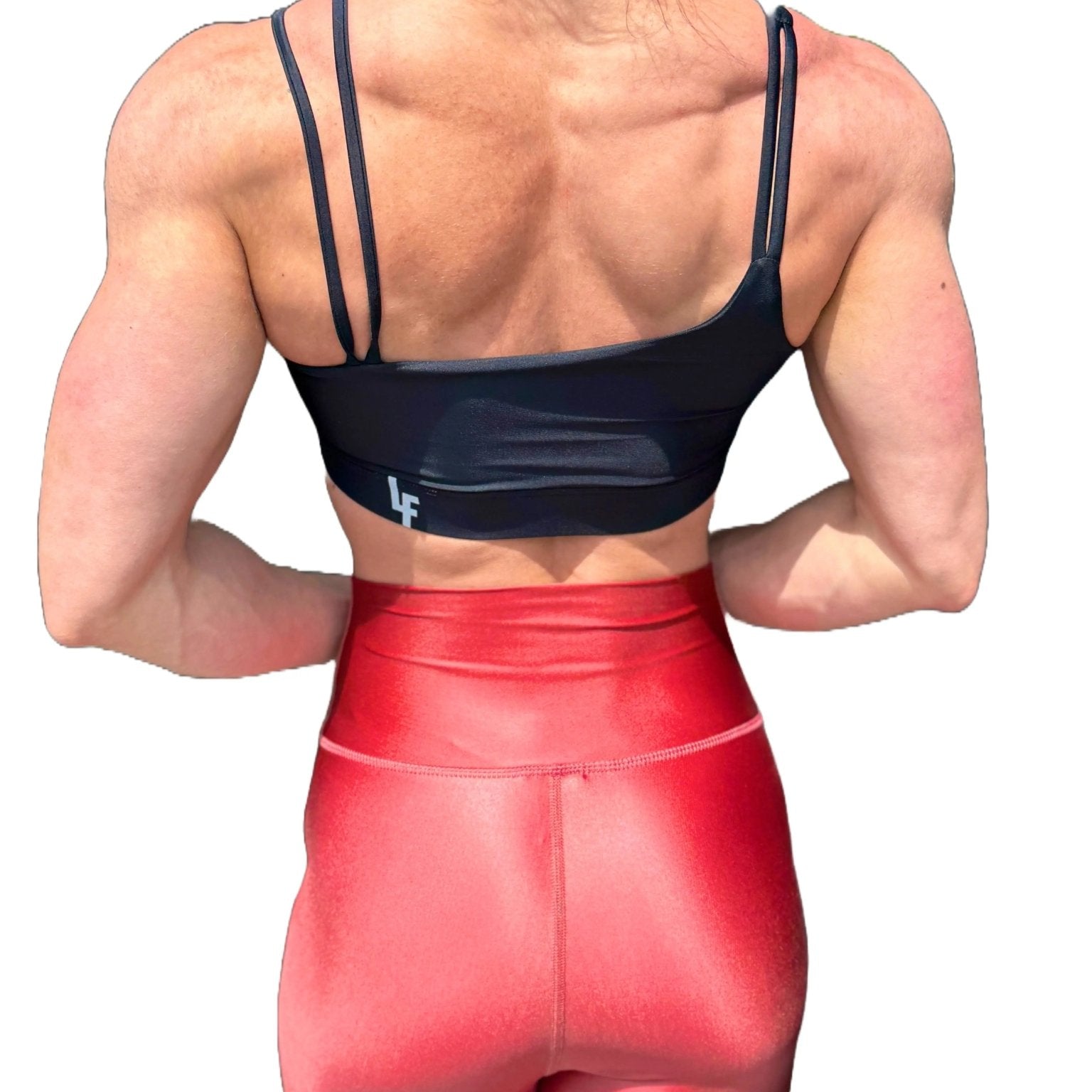 Mujer vistiendo el top deportivo Top Valentina de LUXFEEL en color Negro, con un romántico escote en forma de corazón.