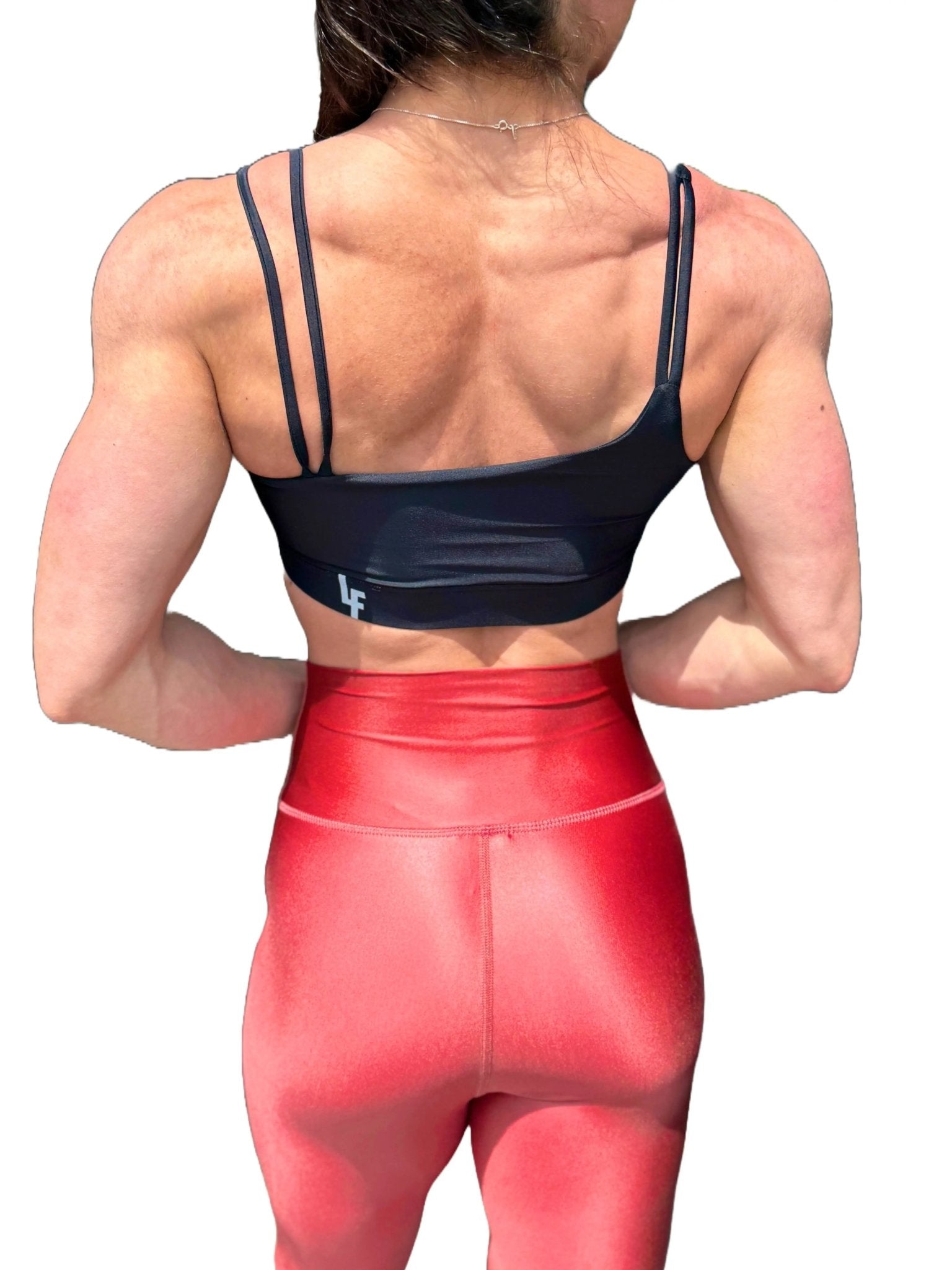 Mujer vistiendo el top deportivo Top Valentina de LUXFEEL en color Negro, con un romántico escote en forma de corazón.