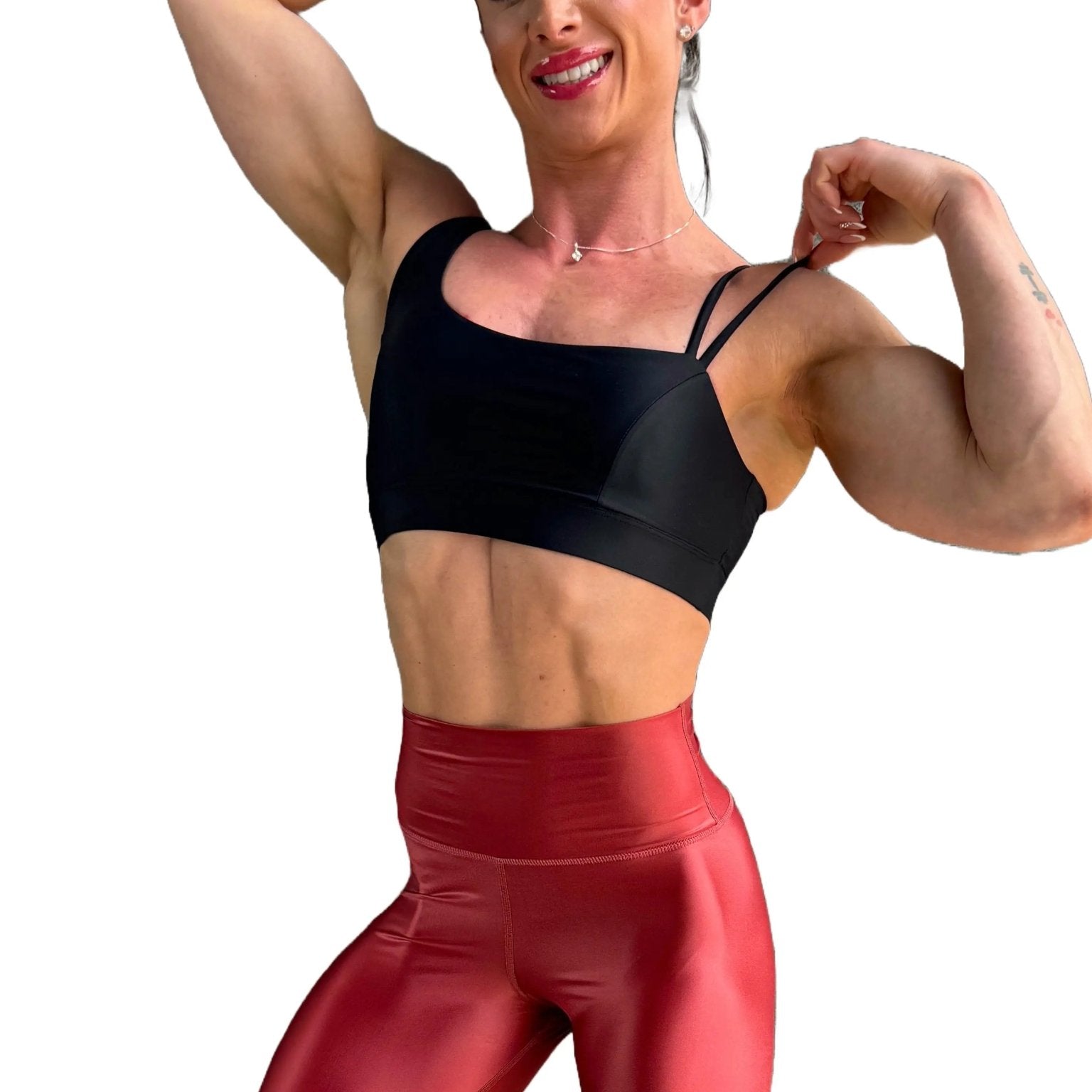 Mujer vistiendo el top deportivo Top Valentina de LUXFEEL en color Negro, con un romántico escote en forma de corazón.