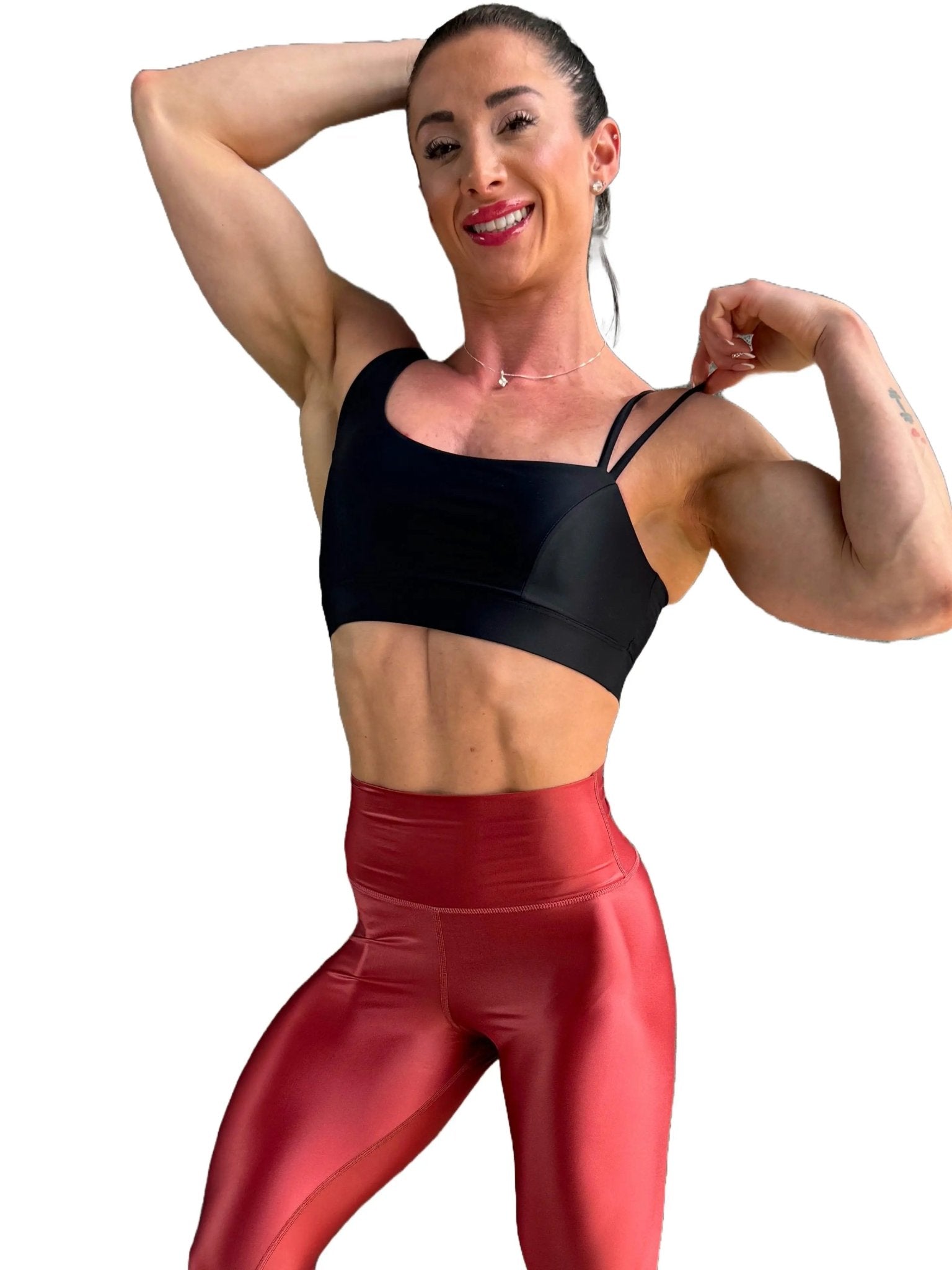 Mujer vistiendo el top deportivo Top Valentina de LUXFEEL en color Negro, con un romántico escote en forma de corazón.