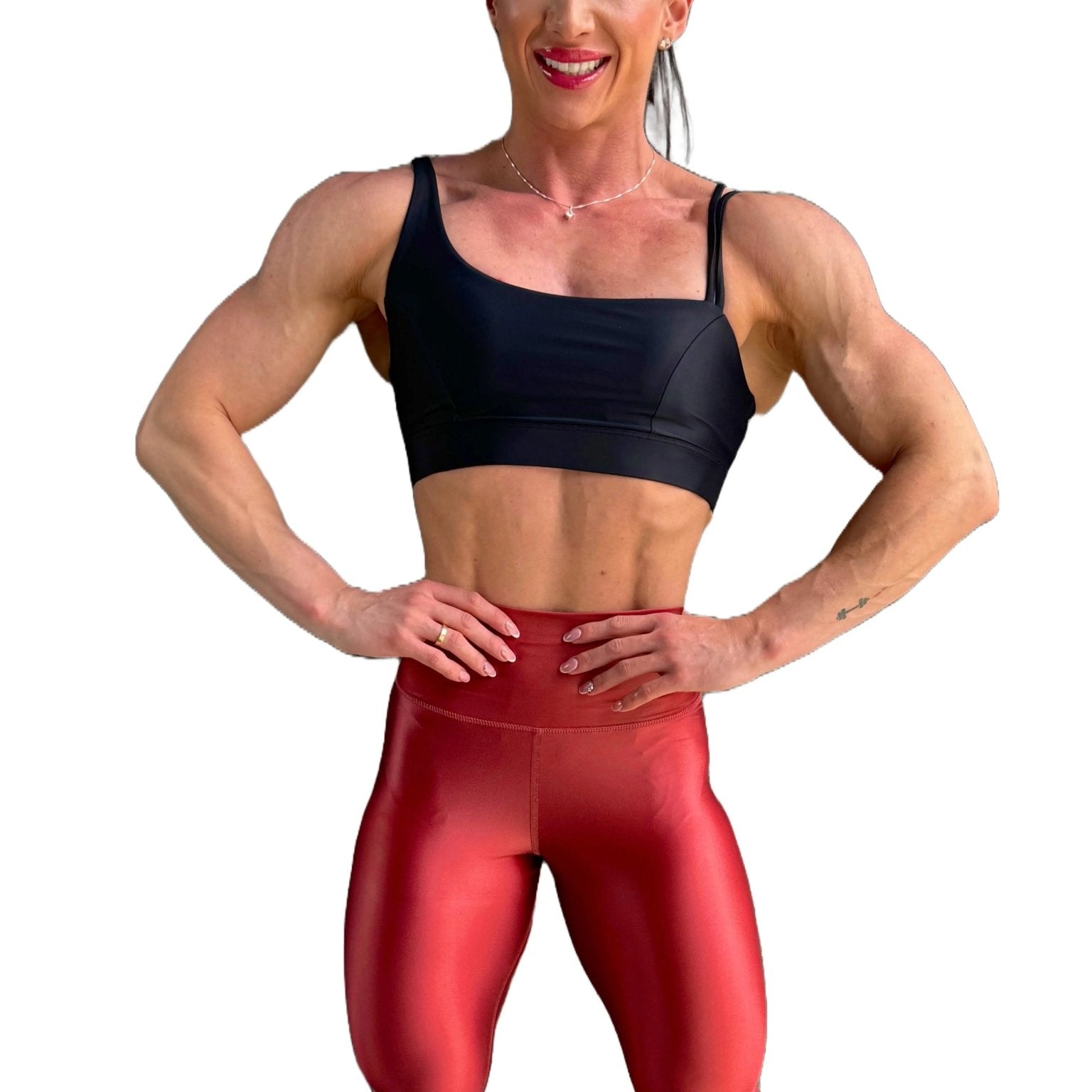 Mujer vistiendo el top deportivo Top Valentina de LUXFEEL en color Negro, con un romántico escote en forma de corazón.