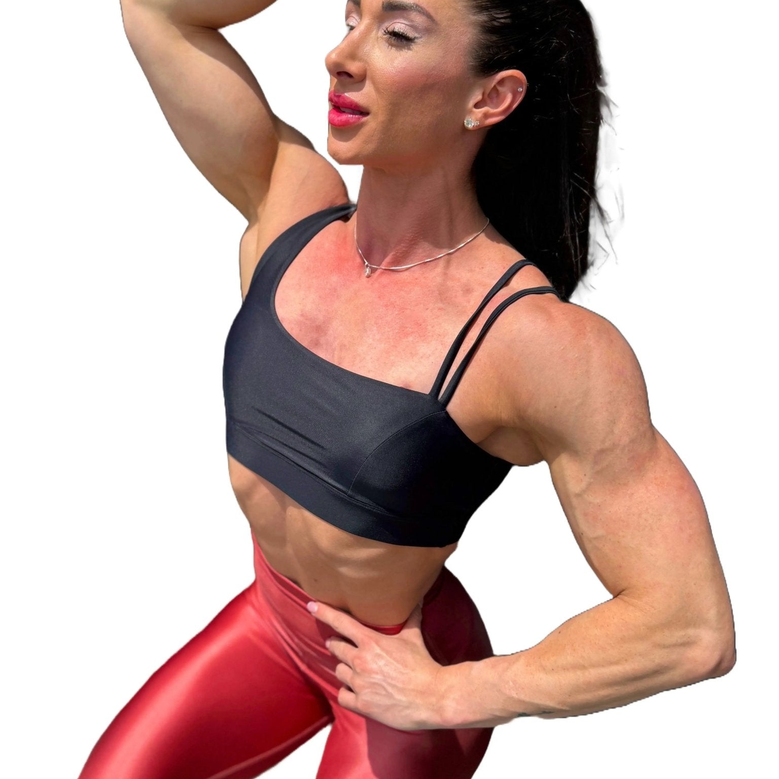 Mujer vistiendo el top deportivo Top Valentina de LUXFEEL en color Negro, con un romántico escote en forma de corazón.