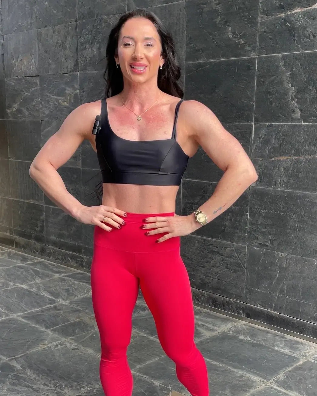 Mujer vistiendo el top deportivo Top Valentina de LUXFEEL en color Negro, con un romántico escote en forma de corazón.