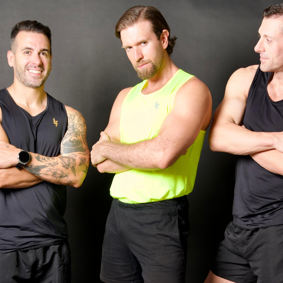 Modelos mostrando la camiseta sin mangas MAN-U de luxfeel en colores amarillo y negro