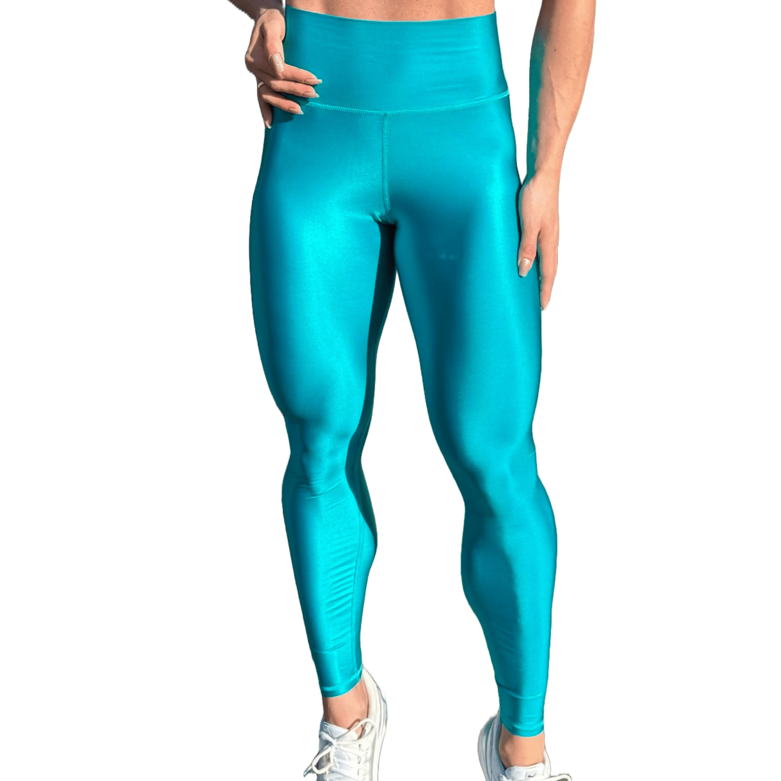 Mujer vistiendo los leggings brillantes de cintura alta Legging Pearl Shine de LUXFEEL en color Azul Capri Brillante, con acabado efecto perla.