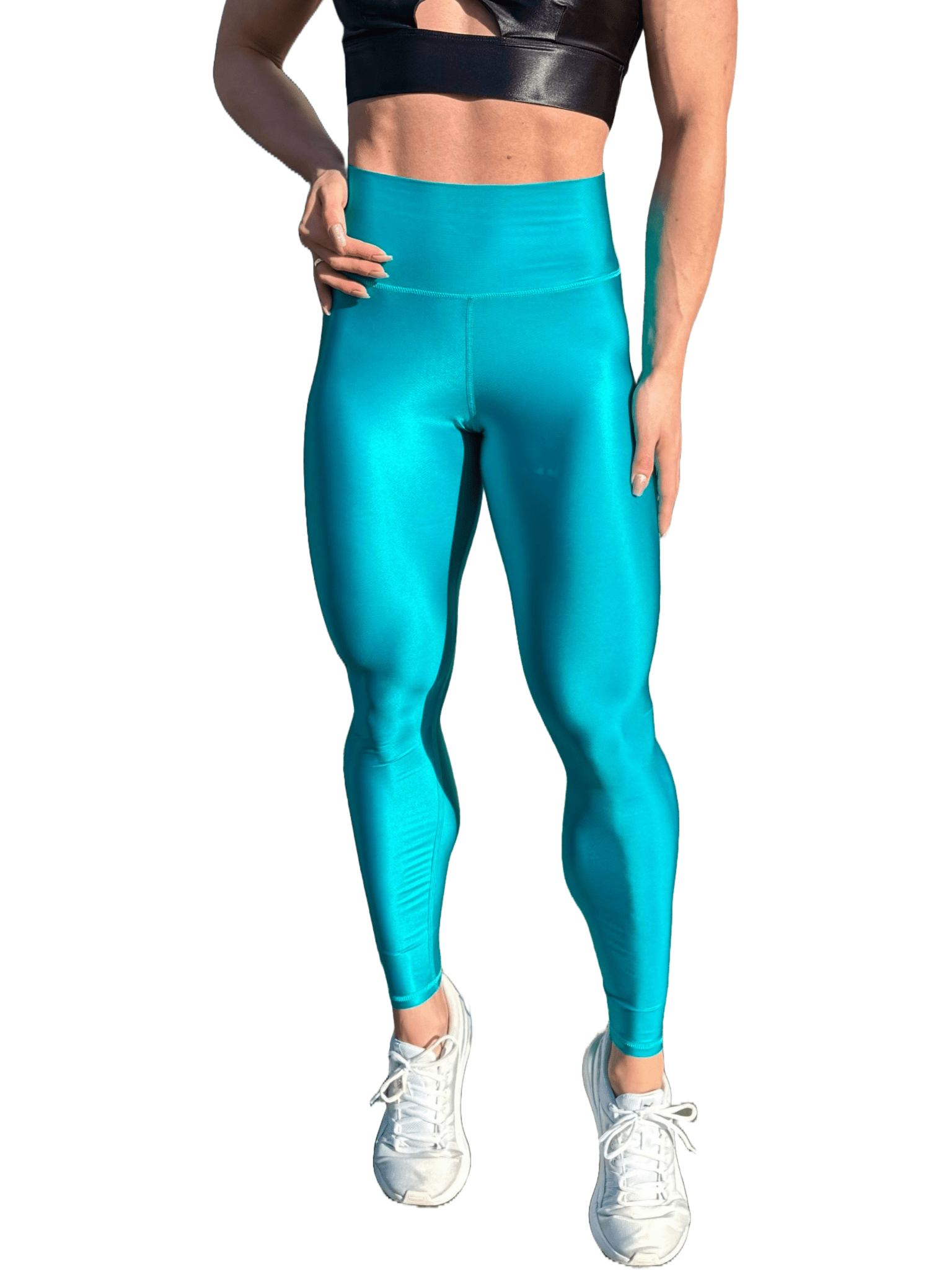 Mujer vistiendo los leggings brillantes de cintura alta Legging Pearl Shine de LUXFEEL en color Azul Capri Brillante, con acabado efecto perla.