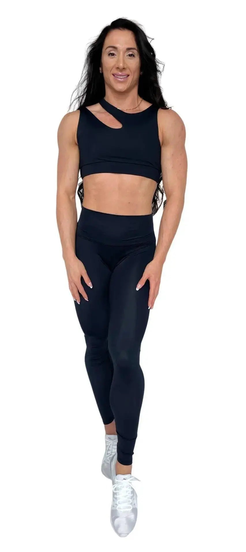 Mujer luciendo el top asimétrico Top Vanesa de LUXFEEL en color Negro, con un diseño de apertura en el hombro y soporte extra.