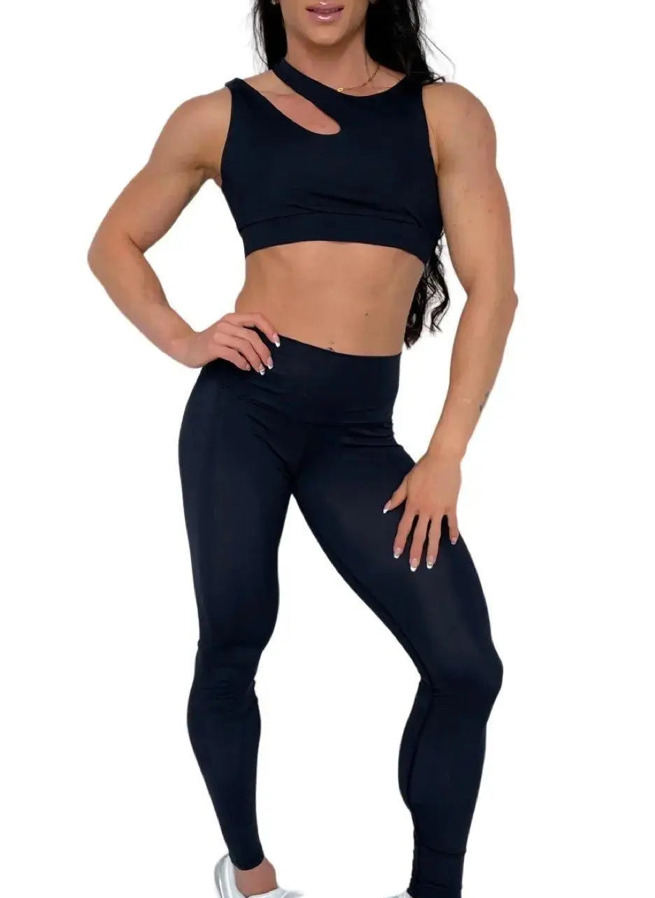 Mujer luciendo el top asimétrico Top Vanesa de LUXFEEL en color Negro, con un diseño de apertura en el hombro y soporte extra.