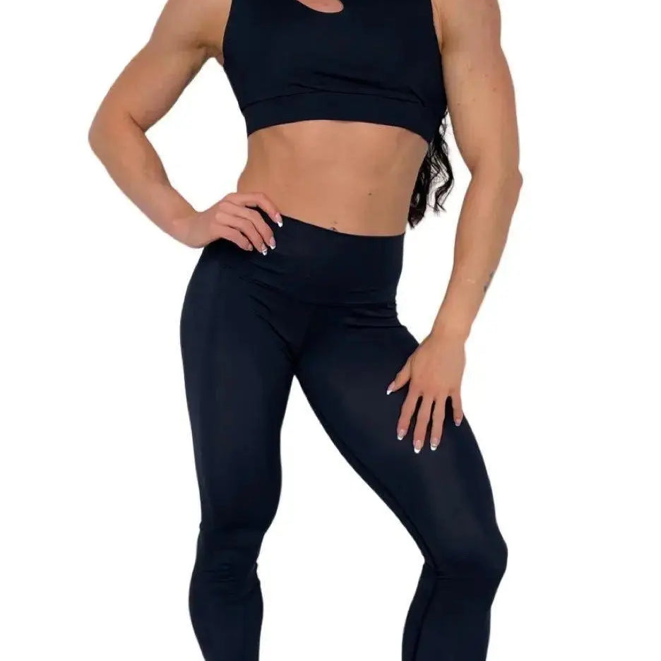 Mujer luciendo el top asimétrico Top Vanesa de LUXFEEL en color Negro, con un diseño de apertura en el hombro y soporte extra.