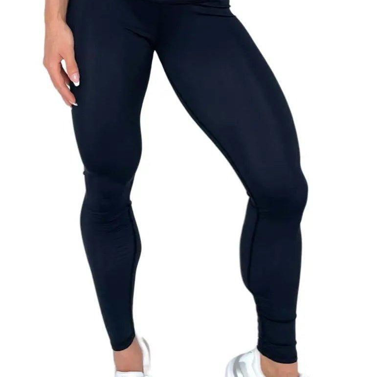 Mujer vistiendo los leggings compresivos de cintura alta Legging Myself de LUXFEEL en color Negro, que ofrecen un efecto segunda piel.