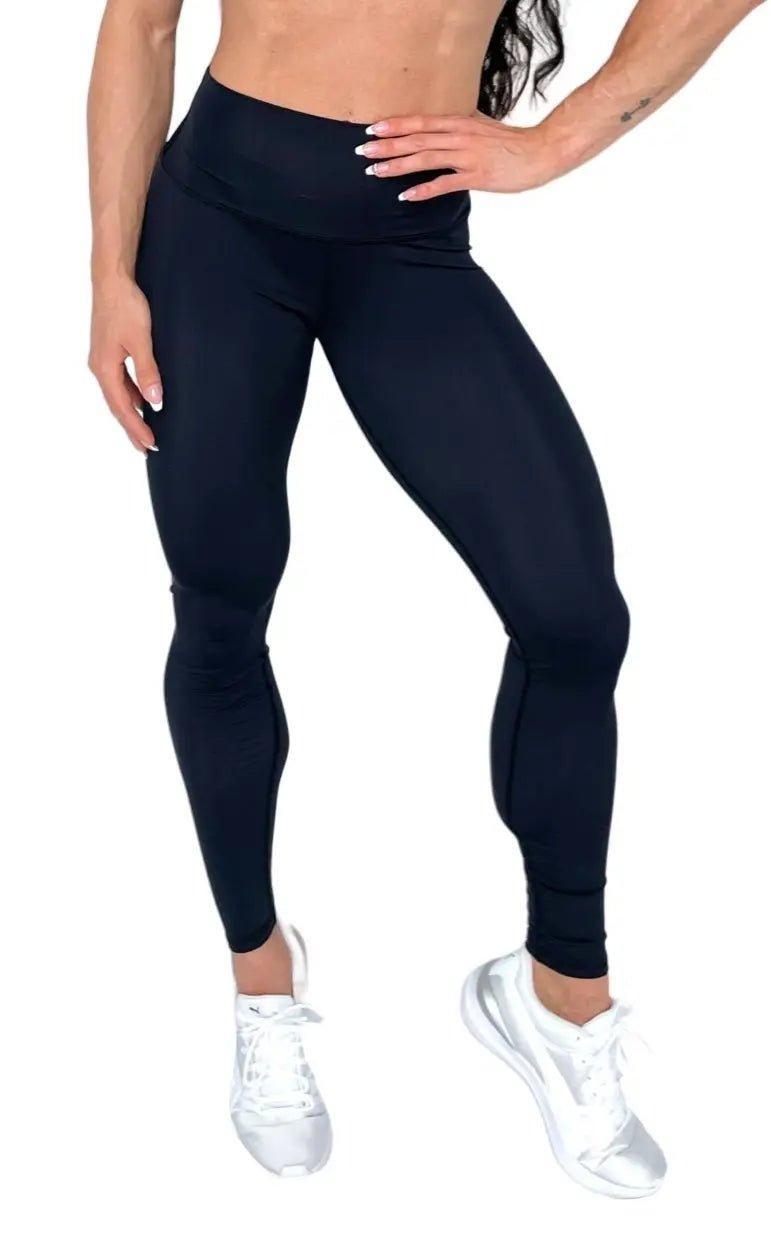 Mujer vistiendo los leggings compresivos de cintura alta Legging Myself de LUXFEEL en color Negro, que ofrecen un efecto segunda piel.