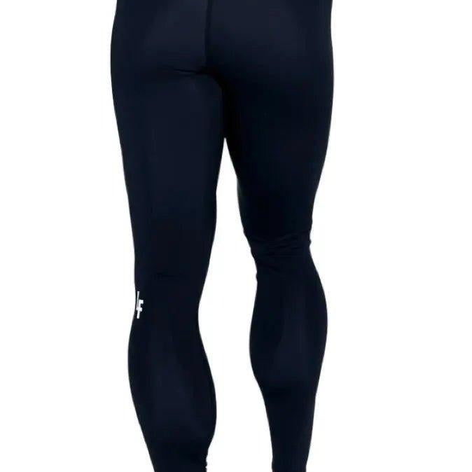 Mujer vistiendo los leggings compresivos de cintura alta Legging Myself de LUXFEEL en color Negro, que ofrecen un efecto segunda piel.