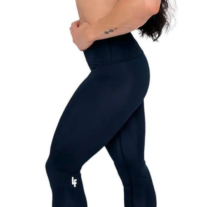 Mujer vistiendo los leggings compresivos de cintura alta Legging Myself de LUXFEEL en color Negro, que ofrecen un efecto segunda piel.