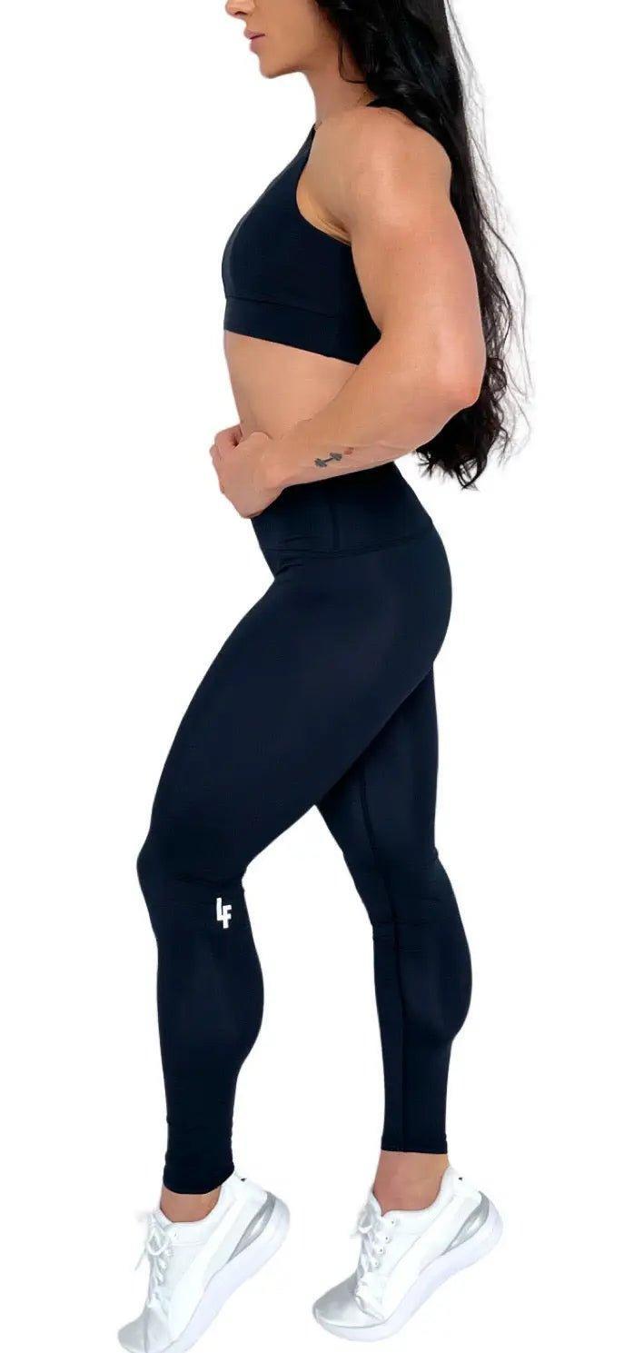 Mujer vistiendo los leggings compresivos de cintura alta Legging Myself de LUXFEEL en color Negro, que ofrecen un efecto segunda piel.