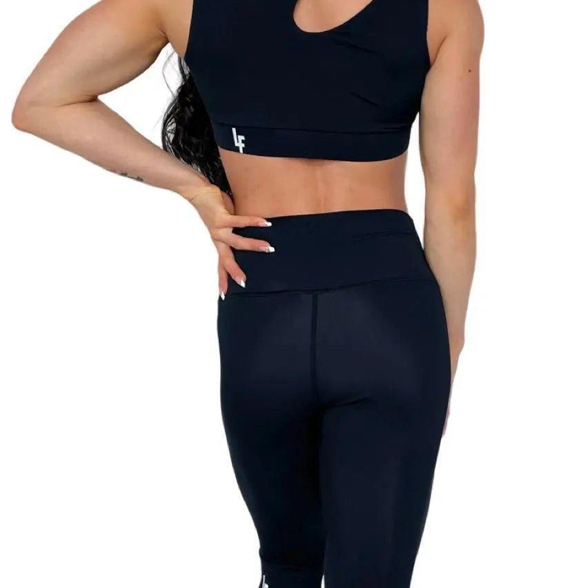 Mujer vistiendo los leggings compresivos de cintura alta Legging Myself de LUXFEEL en color Negro, que ofrecen un efecto segunda piel.