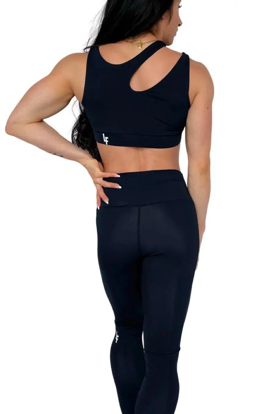 Mujer vistiendo los leggings compresivos de cintura alta Legging Myself de LUXFEEL en color Negro, que ofrecen un efecto segunda piel.