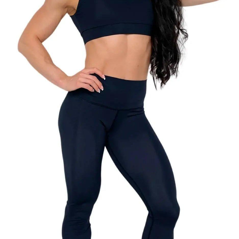 Mujer vistiendo los leggings compresivos de cintura alta Legging Myself de LUXFEEL en color Negro, que ofrecen un efecto segunda piel.