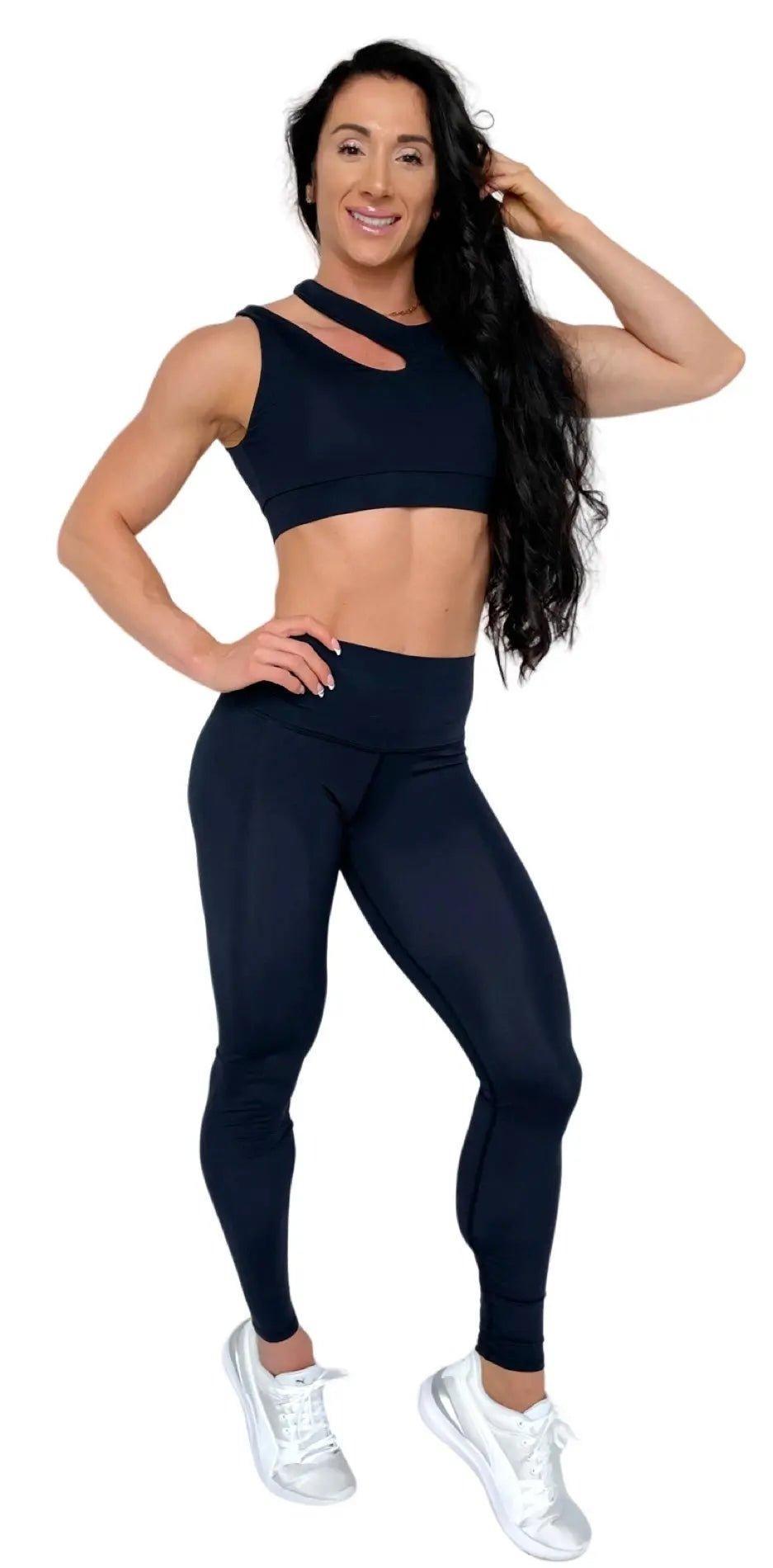 Mujer vistiendo los leggings compresivos de cintura alta Legging Myself de LUXFEEL en color Negro, que ofrecen un efecto segunda piel.
