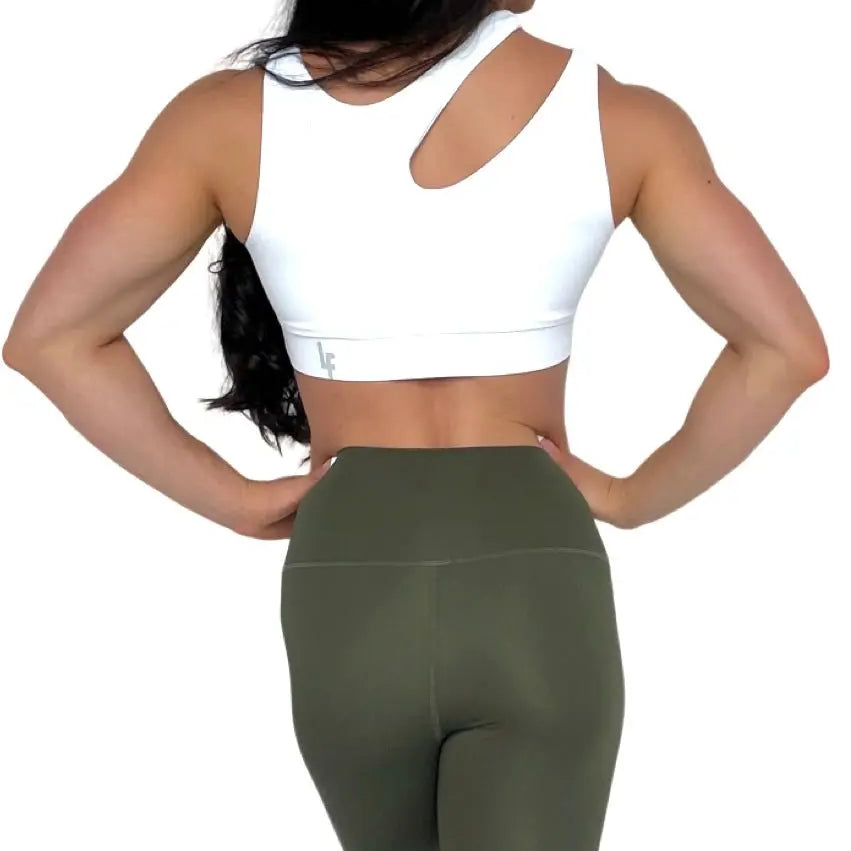 Mujer vistiendo los leggings compresivos de cintura alta Legging Myself de LUXFEEL en color Verde Caqui / Verde Kaki, que ofrecen un efecto segunda piel.