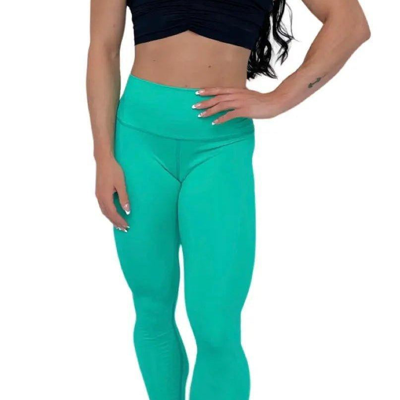 Mujer vistiendo el crop top deportivo Top Adela de LUXFEEL en color Negro, con escote en V y detalle fruncido en el pecho.