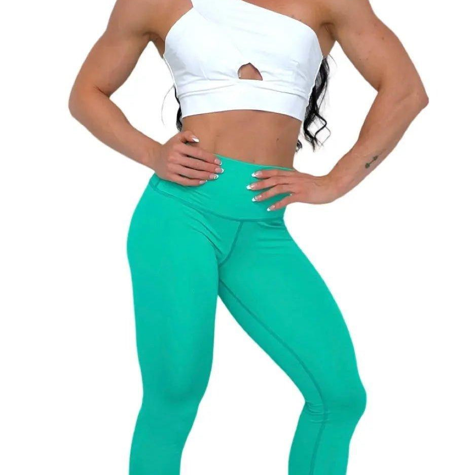 Mujer luciendo el top asimétrico Top Carmela de LUXFEEL en color Blanco, con diseño de un solo hombro y apertura en el escote