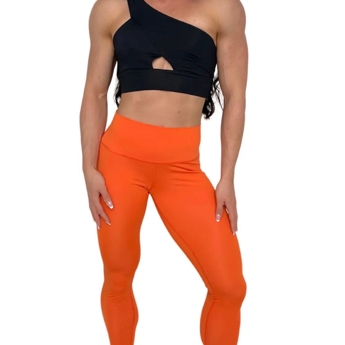 Mujer luciendo el top asimétrico Top Carmela de LUXFEEL en color Negro, con diseño de un solo hombro y apertura en el escote