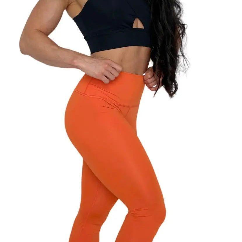 Mujer luciendo el top asimétrico Top Carmela de LUXFEEL en color Negro, con diseño de un solo hombro y apertura en el escote