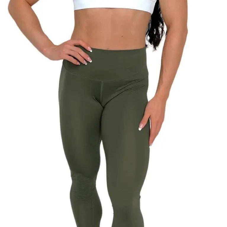 Mujer luciendo el top asimétrico Top Vanesa de LUXFEEL en color Blanco, con un diseño de apertura en el hombro y soporte extra.