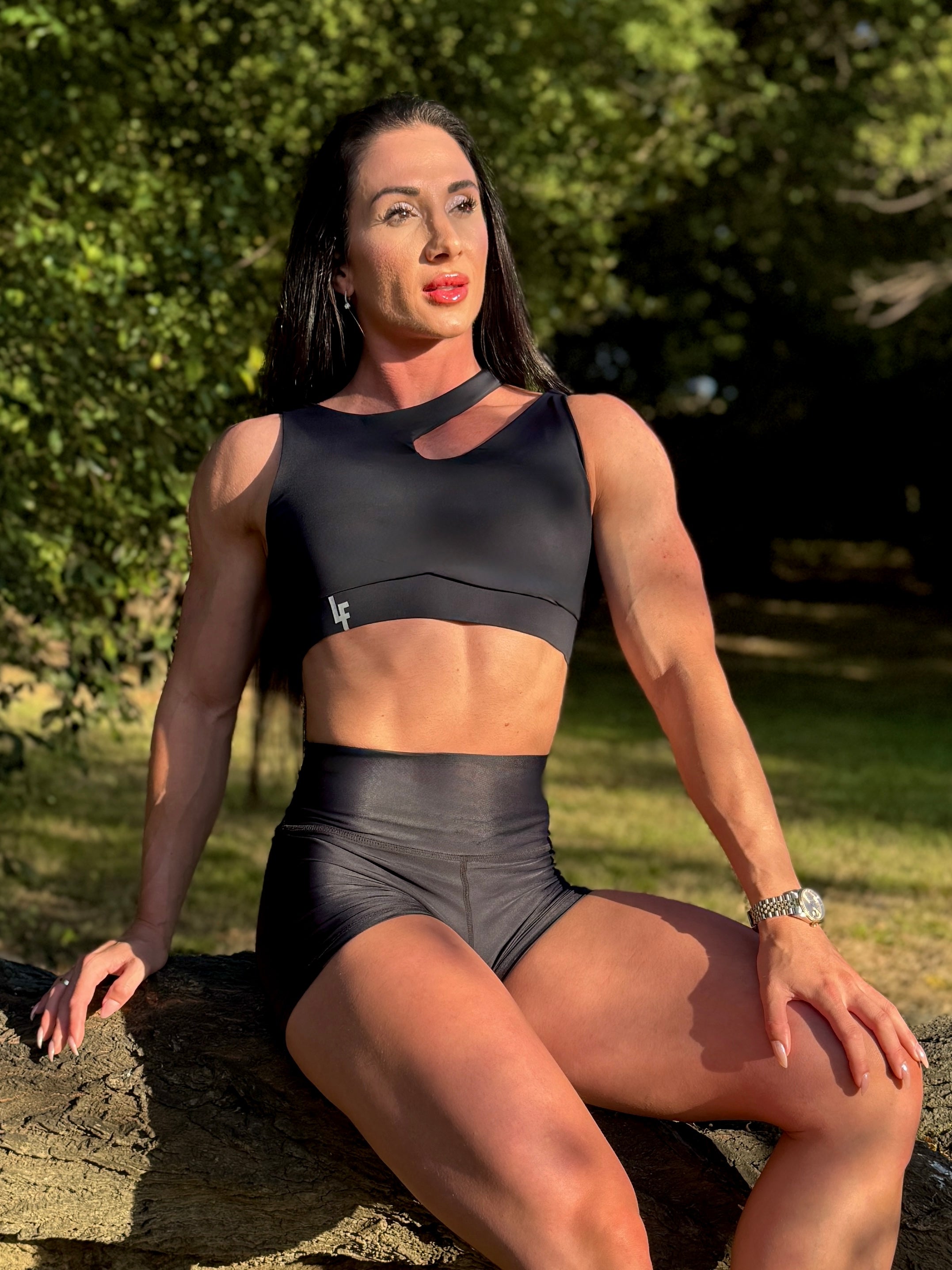 Modelo mostrando el short negro con el top vanesa negro de LUXFEEL en un ambiente natural 