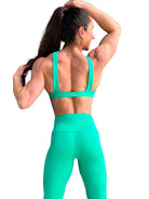 Mujer vistiendo los leggings compresivos de cintura alta Legging Myself de LUXFEEL en color Verde Menta, que ofrecen un efecto segunda piel.