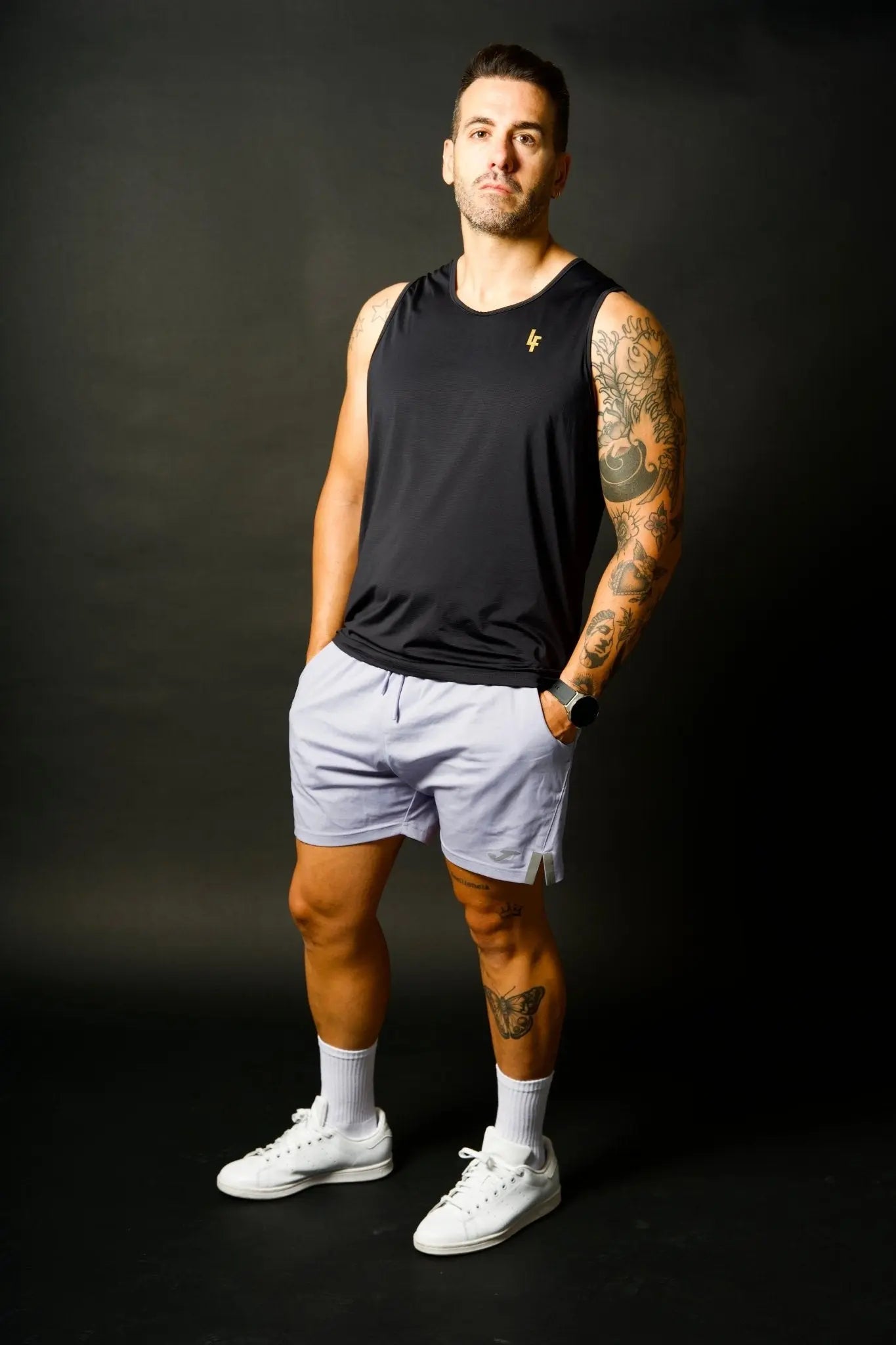 Modelo vistiendo la camiseta técnica sin mangas MAN-U de LUXFEEL en color Negro, diseñada para un alto rendimiento.