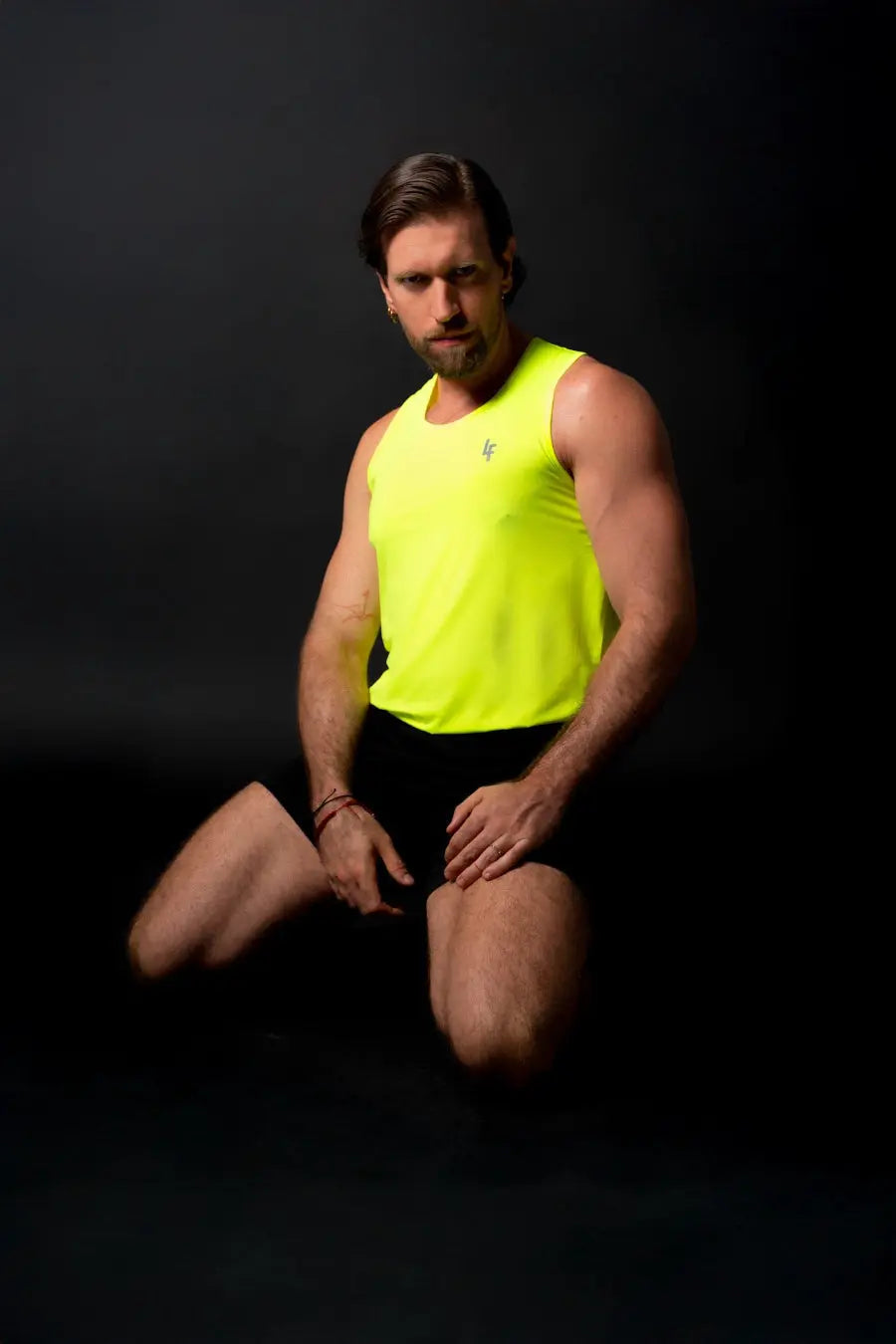 Modelo de frente en estudio mostrando la camiseta sin mangas MANU-U en color amarillo de LUXFEEL