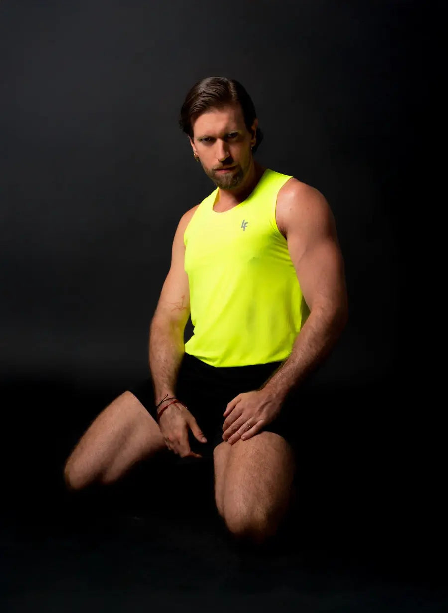 Modelo mostrando camiseta sin mangas MAN-U en color amarillo de LUXFEEL